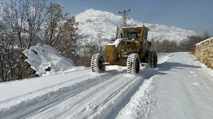 Hakkari'de kardan kapanan 43 yerleşim biriminin yolu açıldı