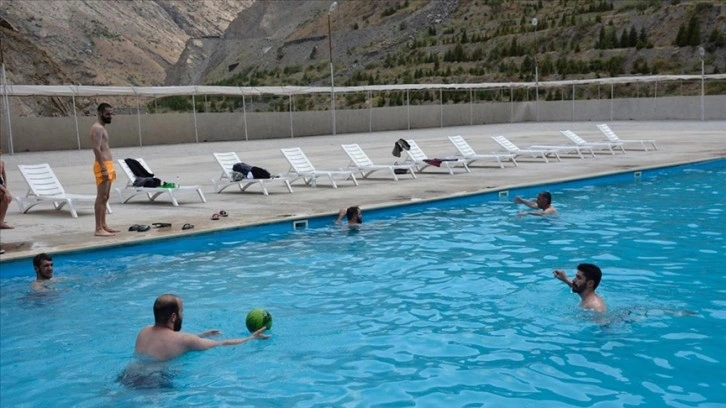 Hakkari'de sıcaktan bunalan vatandaşlar havuzda serinliyor