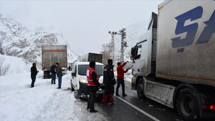 Hakkari'de yolda mahsur kalan tır sürücülerine yemek ikramı