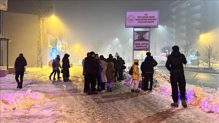 Hakkari'deki depremlerde 28 ev ve 1 ahırda çatlaklar tespit edildi