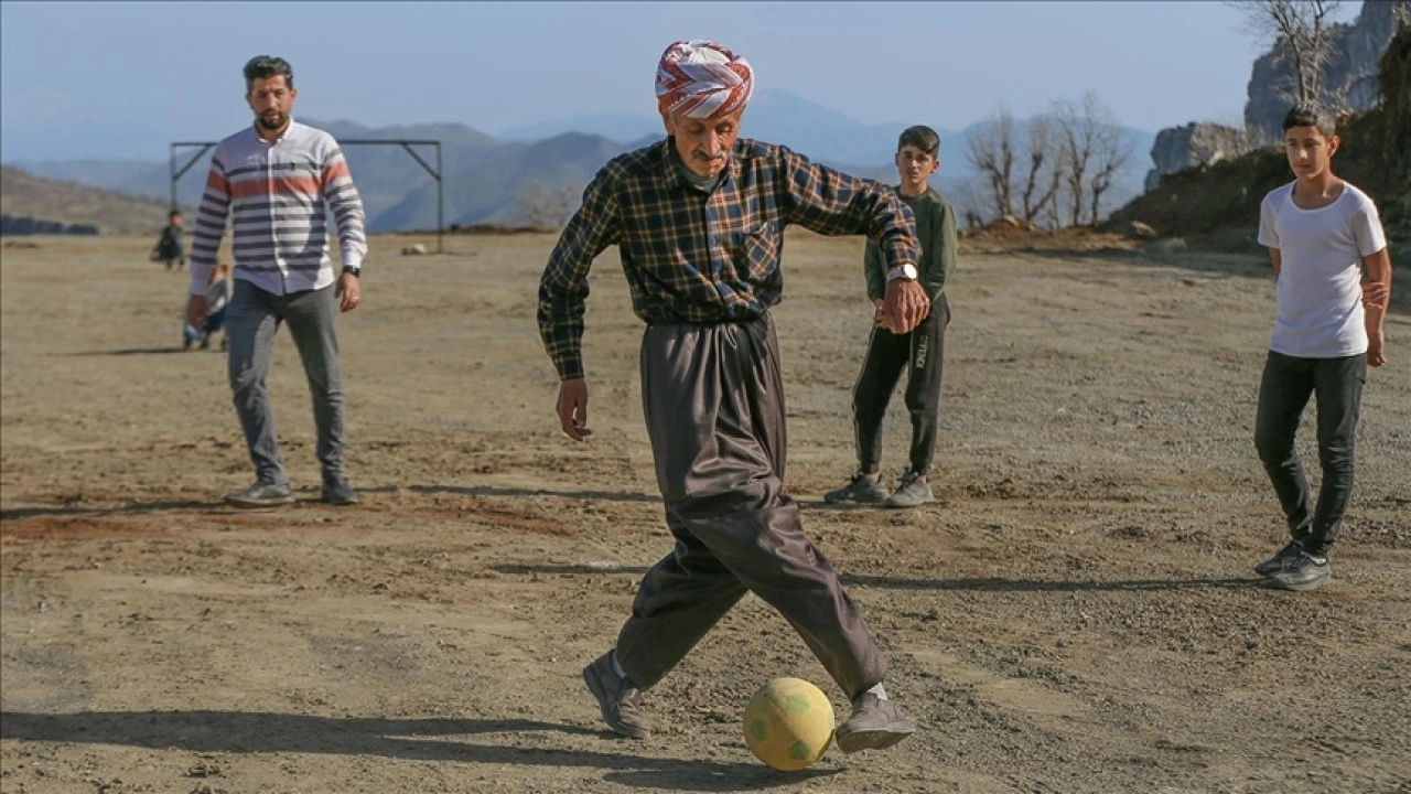 Hakkarili 63 yaşındaki Esat Kaynak, futbol tutkusuyla dikkati çekiyor