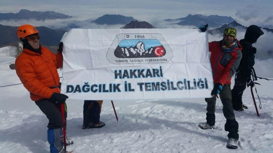 Hakkarili dağcılar Kazbek Dağı'na tırmandı