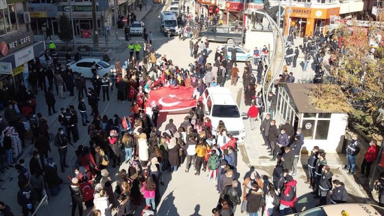 Hakkarili kadınlardan Diyarbakır annelerine destek, terör örgütü PKK'ya tepki yürüyüşü