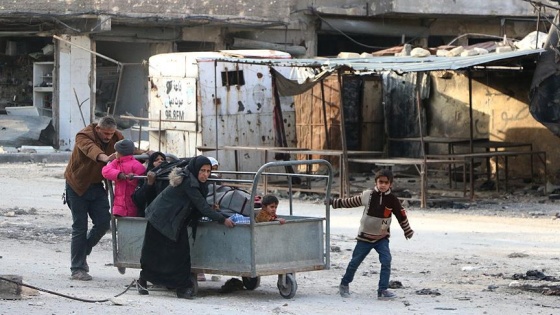 Halep'te siviller rejim bombardımanından kaçıyor