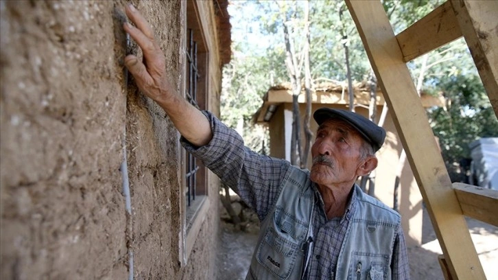 Halil dede 80 yaşında kerpiç döküyor