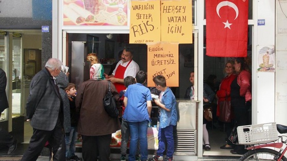 Halk oylamasının sonucunu döner ve ayran dağıtarak kutladı