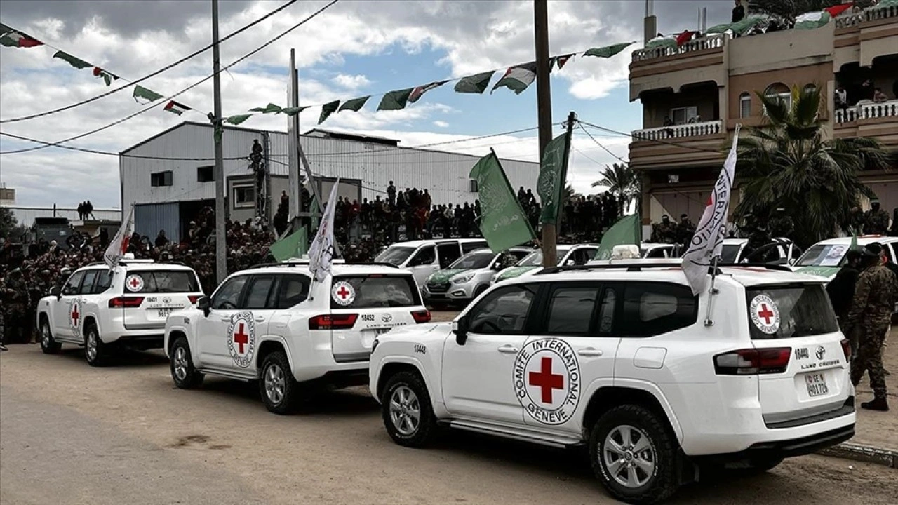 Hamas, esir takasının beşinci turunda Gazze'deki 3 İsrailli esiri Kızılhaç'a teslim etti