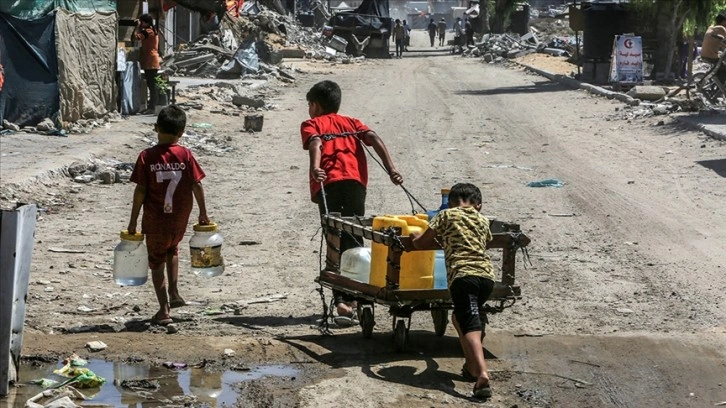 Han Yunus'a göçe zorlanan Filistinliler, su sıkıntısı ve sıcaklarla mücadele ediyor