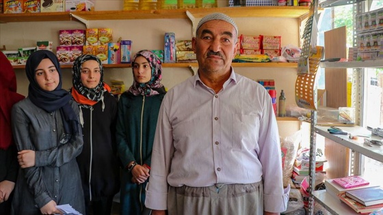 Harçlıklarıyla ihtiyaç sahiplerinin borcunu sildirdiler