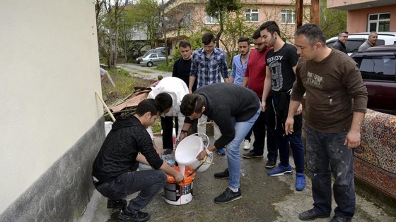 Harçlıklarıyla muhtaç ailenin evini boyadılar