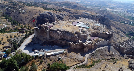 Harput Kalesi, tarihe ışık tutuyor