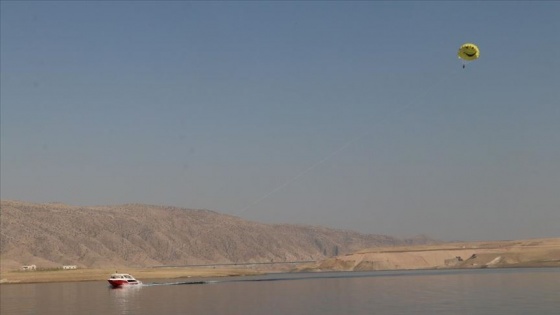 Hasankeyf'te tekne paraşütü keyfi