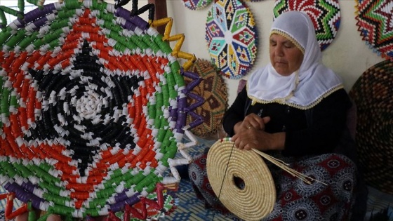 Hasır örgüler Fatma ninenin elinde şekilleniyor