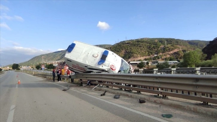 Hasta taşıyan ambulans refüje çıktı, 1 kişi öldü, 3 sağlıkçı yaralandı