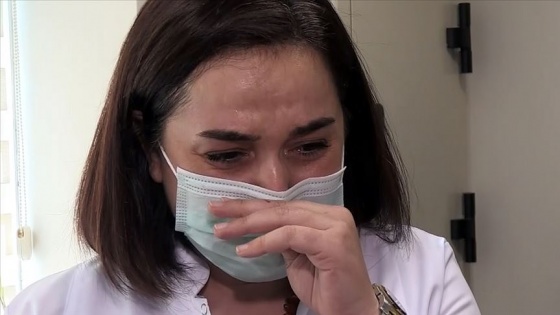 Hastalığı yenen doktor yaşadıklarını ağlayarak anlattı