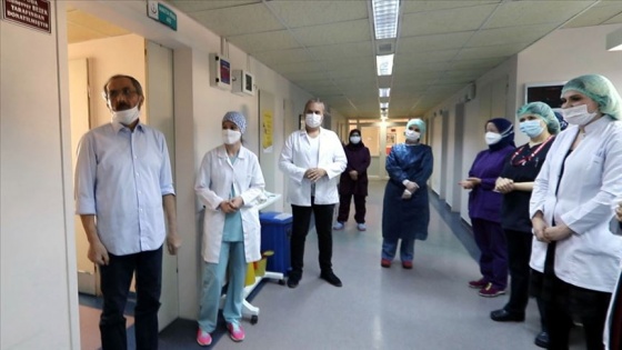 Hastanede duran kalbi yeniden çalıştırılan Kovid-19/ koronavirüs hastası alkışlarla taburcu edildi