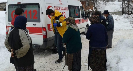 Hastaya almaya giden ambulans kara saplandı