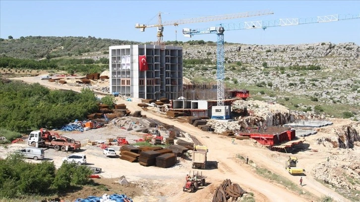 Hatay Altınözü'nde deprem konutları projesinde bir blokun kaba inşaatı tamamlandı