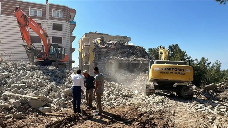 Hatay Belen'de ağır hasarlı binaların yıkımına başlandı