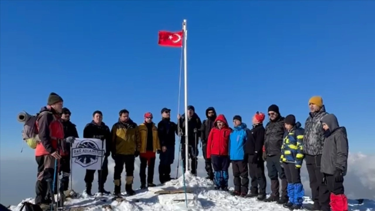 Hatay'da dağcılar Amanos Dağları'ndaki yıpranan Türk bayrağını değiştirdi