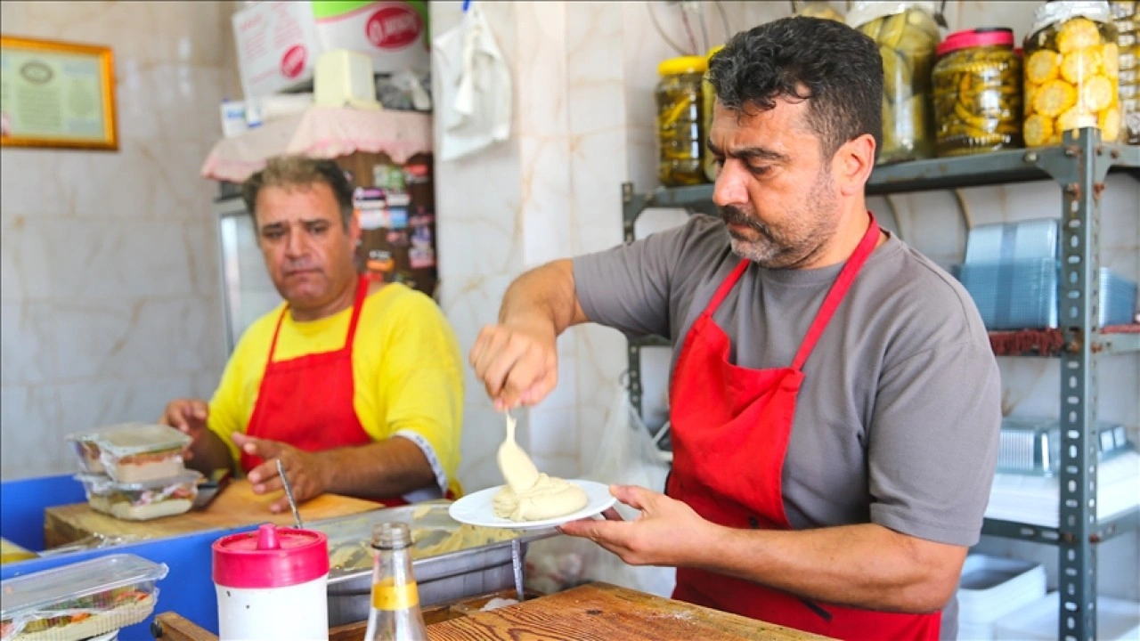 Hatay'da depremde 9 yakınını kaybeden mezeci, dede mesleğini sürdürüyor