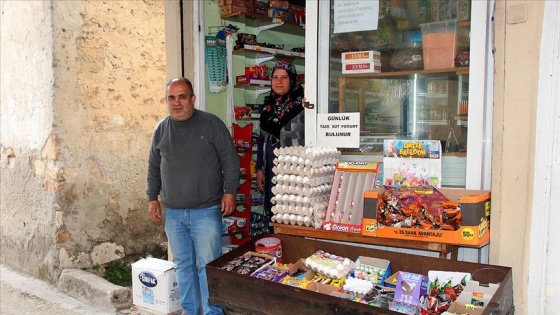 Hatay'da 'gizli hayırseverler' 4 bakkalın veresiye defterini satın aldı