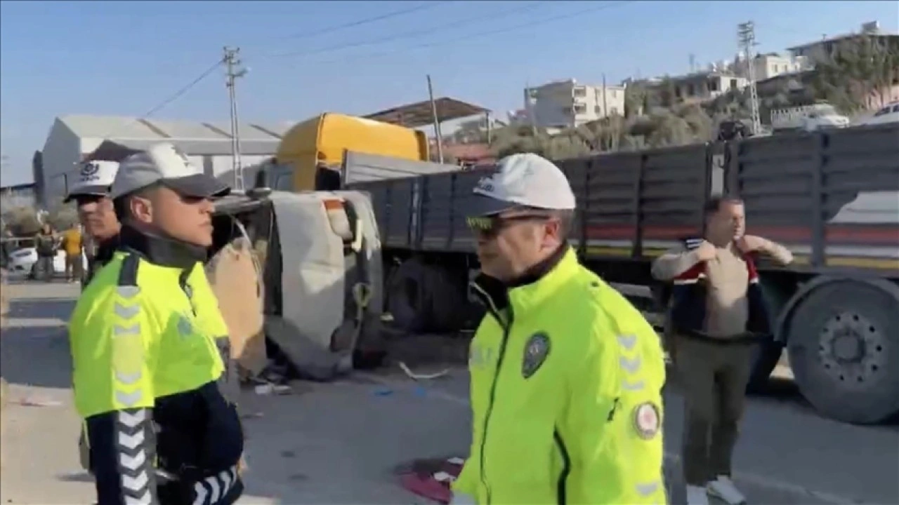 Hatay'da işçi servisinin tıra çarpması sonucu 6 kişi hayatını kaybetti, 8 kişi yaralandı