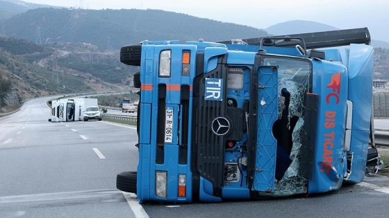 Hatay'da şiddetli fırtına tırları devirdi