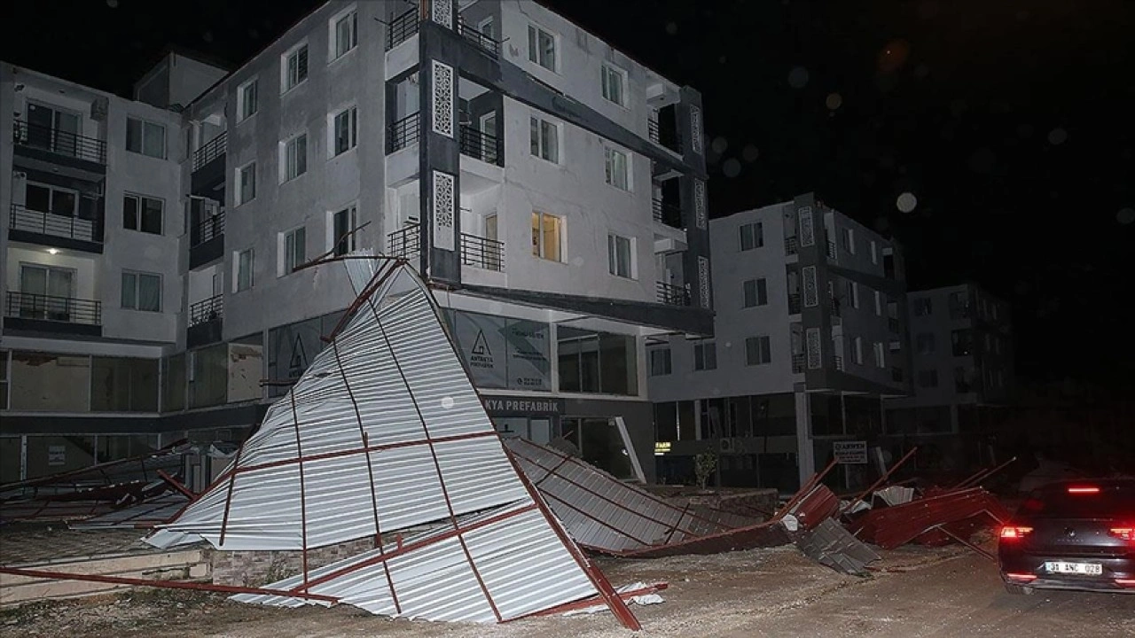 Hatay'da şiddetli rüzgar bir sitedeki binaların çatılarını uçurdu