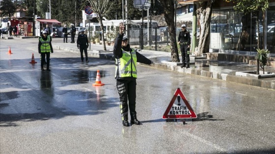 Hatay'da trafiğe yön veren kadın polisler