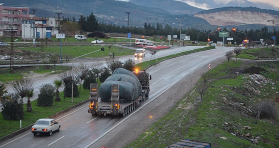 Hatay'dan Suriye sınırına tank sevkiyatı