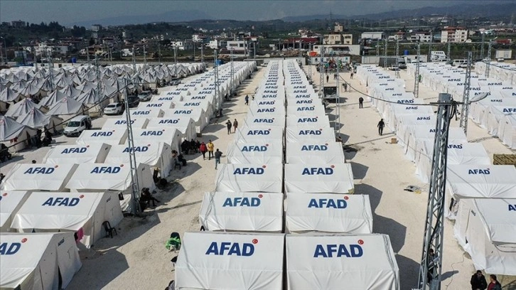 Hatay Defne'de depremzedeler yaklaşık 500 çadırdan oluşturulan çadır kentte misafir ediliyor