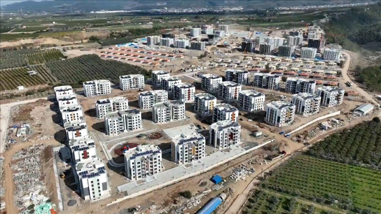 Hatay Dörtyol'da deprem konutlarının yapımı sürüyor