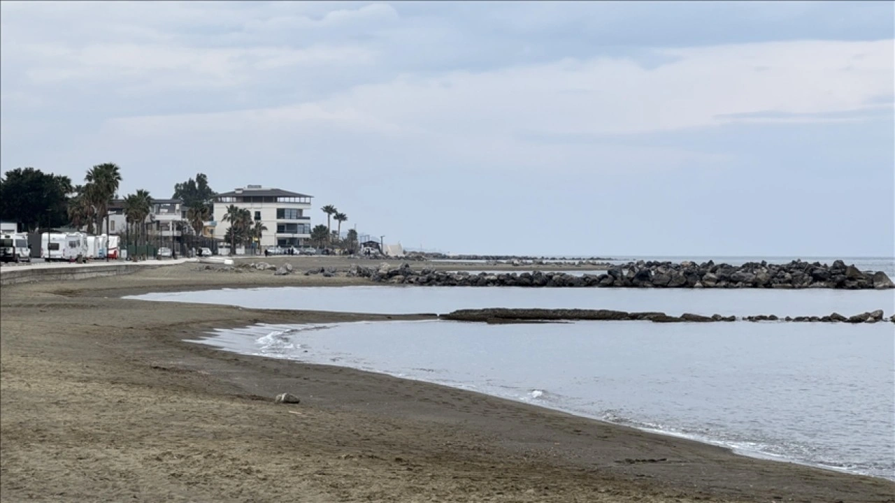 Hatay'ın bazı kıyılarında deniz suyu çekildi