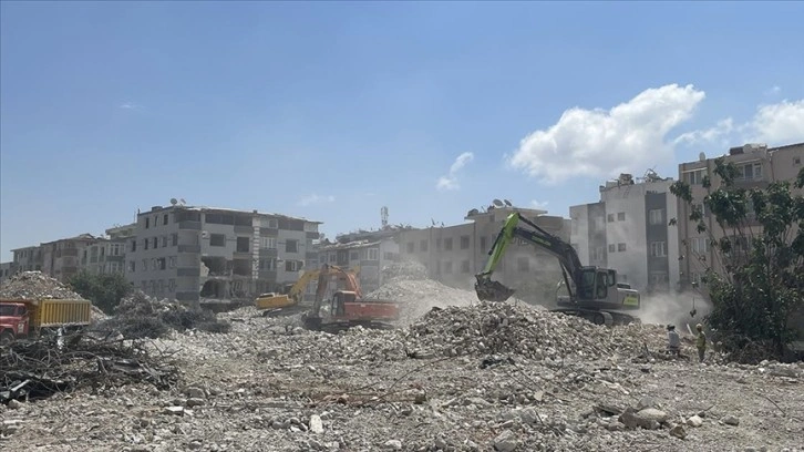 Hatay'da ağır hasarlı binaların yıkımına devam ediliyor