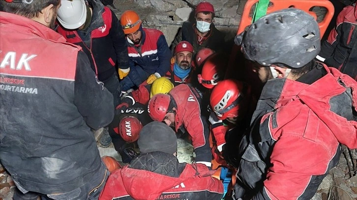 Hatay'da Akademi Arama Kurtarma Ekibi enkazdan 13 kişiyi kurtardı