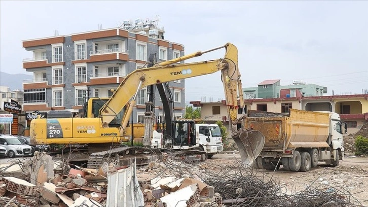 Hatay'da bina yıkım ve enkaz kaldırma çalışmaları 61 mahallede yapılıyor