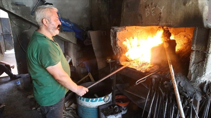 Hatay'da demirci ustaları bayramda kepenklerini kelle ütmek için açtı