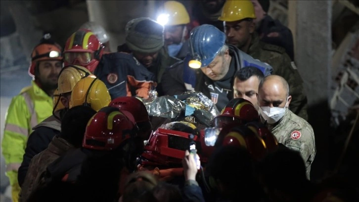 Hatay'da depremden 161 saat sonra 12 yaşındaki çocuk enkazdan sağ çıkarıldı