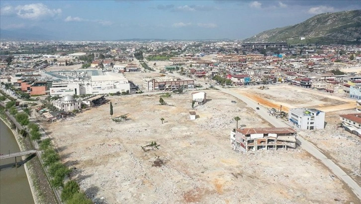 Hatay'da depremin ardından yıkılan yapıların enkazı kaldırılıyor