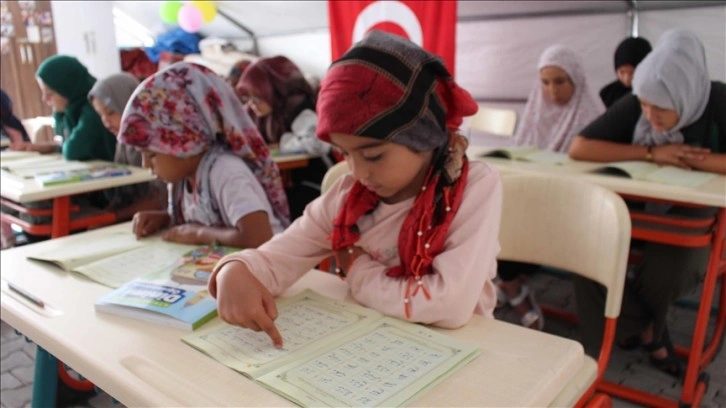 Hatay'da depremzede çocuklar Kur'an-ı Kerim öğreniyor