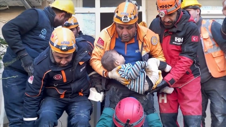 Hatay'da enkazdan 2 yaşındaki çocuk 79 saat sonra kurtarıldı