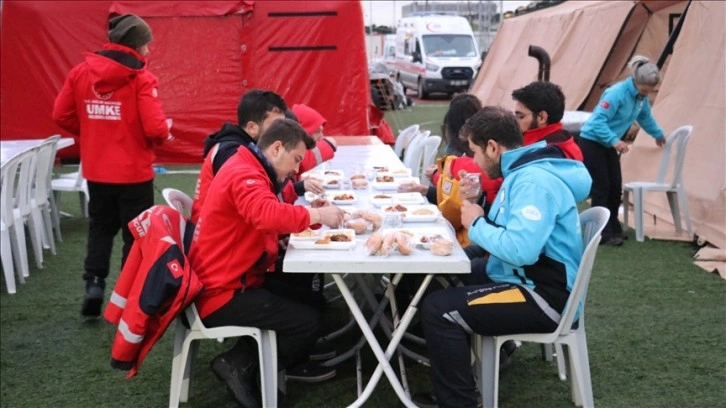 Hatay'da gönüllü sağlık çalışanları Ramazanı ailelerinden uzakta geçiriyor