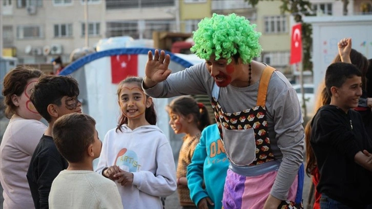 Hatay'da gönüllüler depremzede çocuklara moral oldu