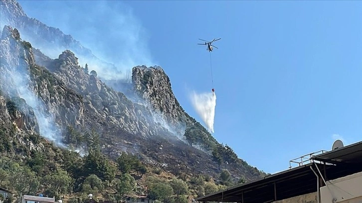 Hatay'da makilik alanda çıkan yangına müdahale ediliyor