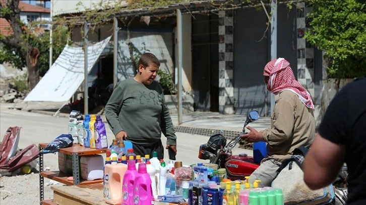 Hatay'da marketleriyle evleri yıkılan anne ve oğlu tezgahta satış yapıyor