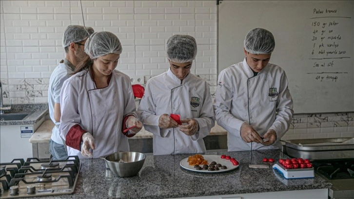 Hatay'da öğrenciler yöresel lezzet kabak tatlısını çikolatayla buluşturdu