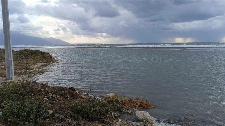 Hatay'da sağanak nedeniyle deniz taştı, sahil bandı su altında kaldı