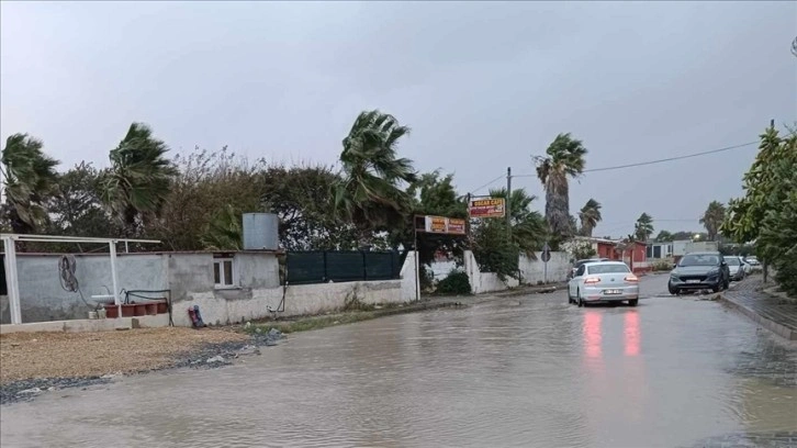 Hatay'da sağanak ve fırtına yaşamı olumsuz etkiledi