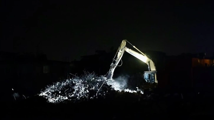 Hatay'da yıkım ve enkaz kaldırma mesaisi gece de sürüyor